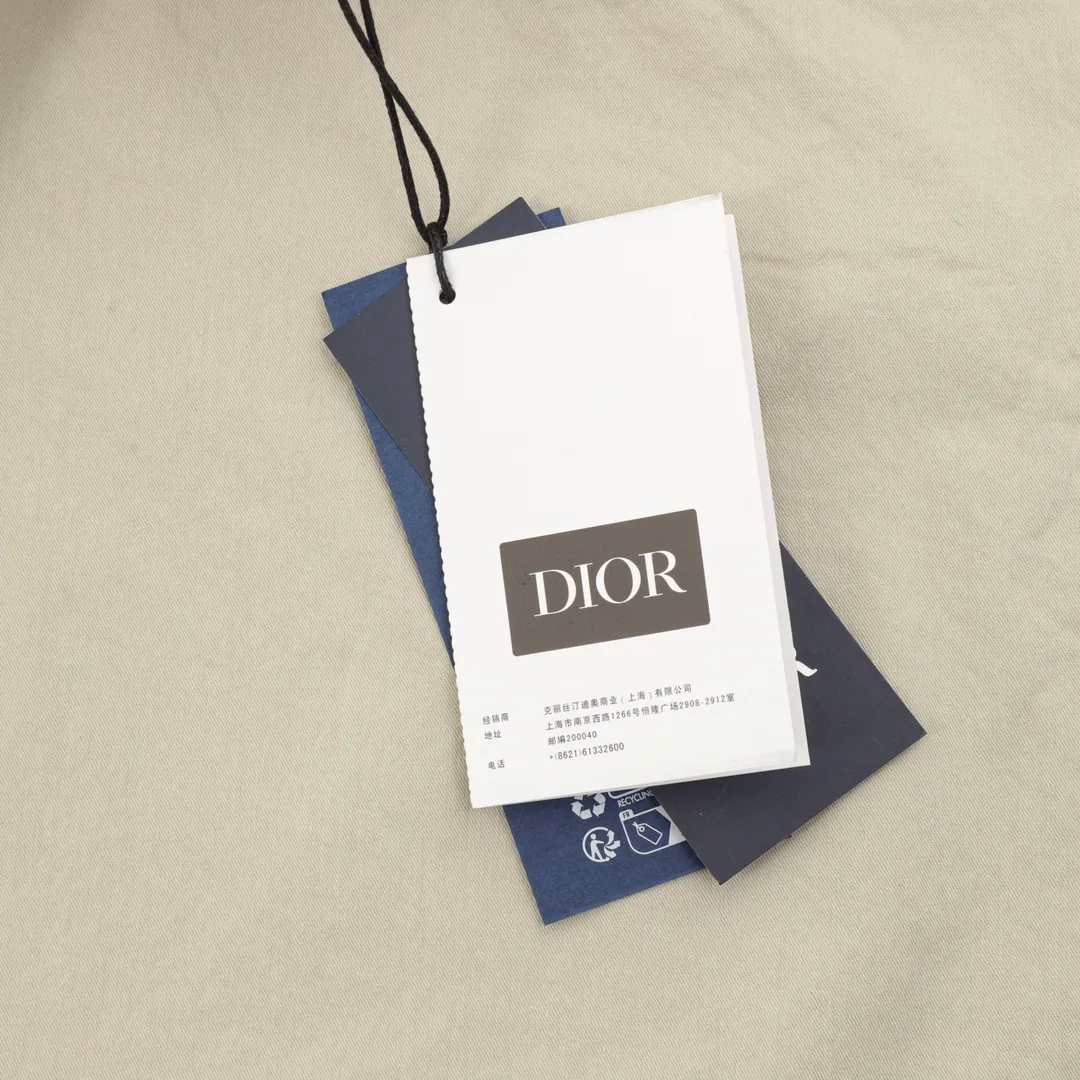 🅿️330 CD x Stone Island/Dior Stone Island joint logo shorts The fabric is made of custom-made woven fabric, which is silky and super soft compared to the original. The texture and strands of the fabric are clear and obvious, and the drape is first-class. The workmanship is exquisite and meets the foreign trade export standards. There are 4.5 stitches per centimeter. Every seam is pressed with open stitching, and the stitching is as neat as a ruler. , Made of woven floral cotton ribbon, the weaving is tight and soft to the touch. The embroidery process uses Behringer embroidery machines, which makes the embroidery colors more full and the embroidery more three-dimensional. The upper body effect is good, the same style for men and women, simple and versatile, purchasing heavyweight items, feel free to compare the quality of any on the market! Size：XS-L